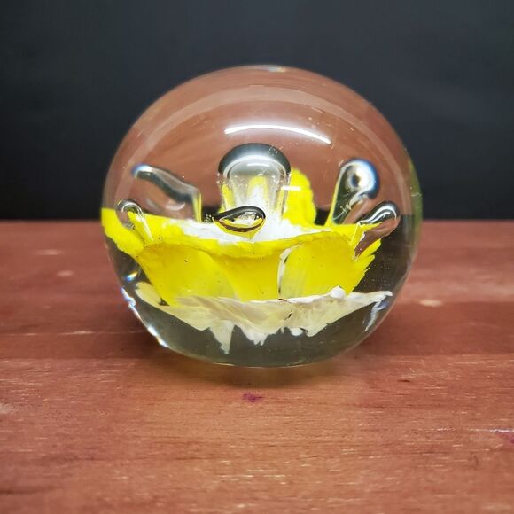 Vintage Yellow White Blown Glass Daffodil Paperweight Very Pretty! - Picture 5 of 8
